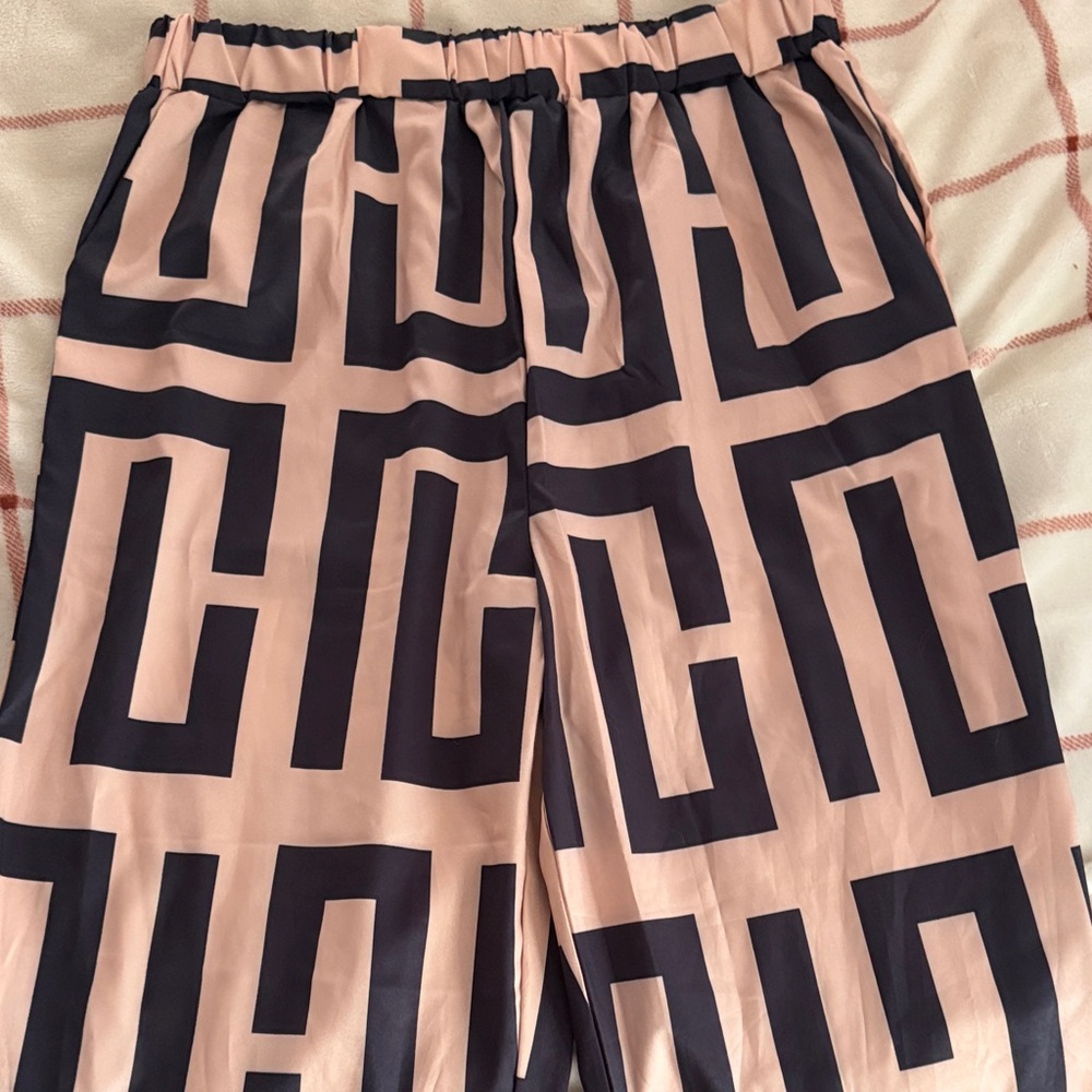 🔥🔥Geometric Patterned Blouse and Pants in Pink and Black NWOT🔥🔥